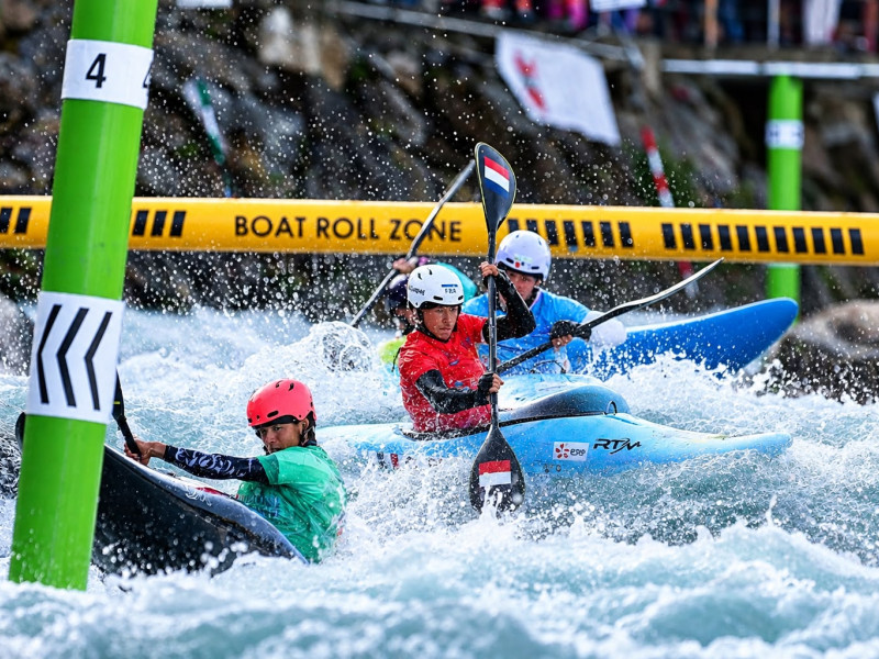 Marx eliminated as Woods, Zwolinska and Pistoni survive dramatic women’s Kayak Cross heats